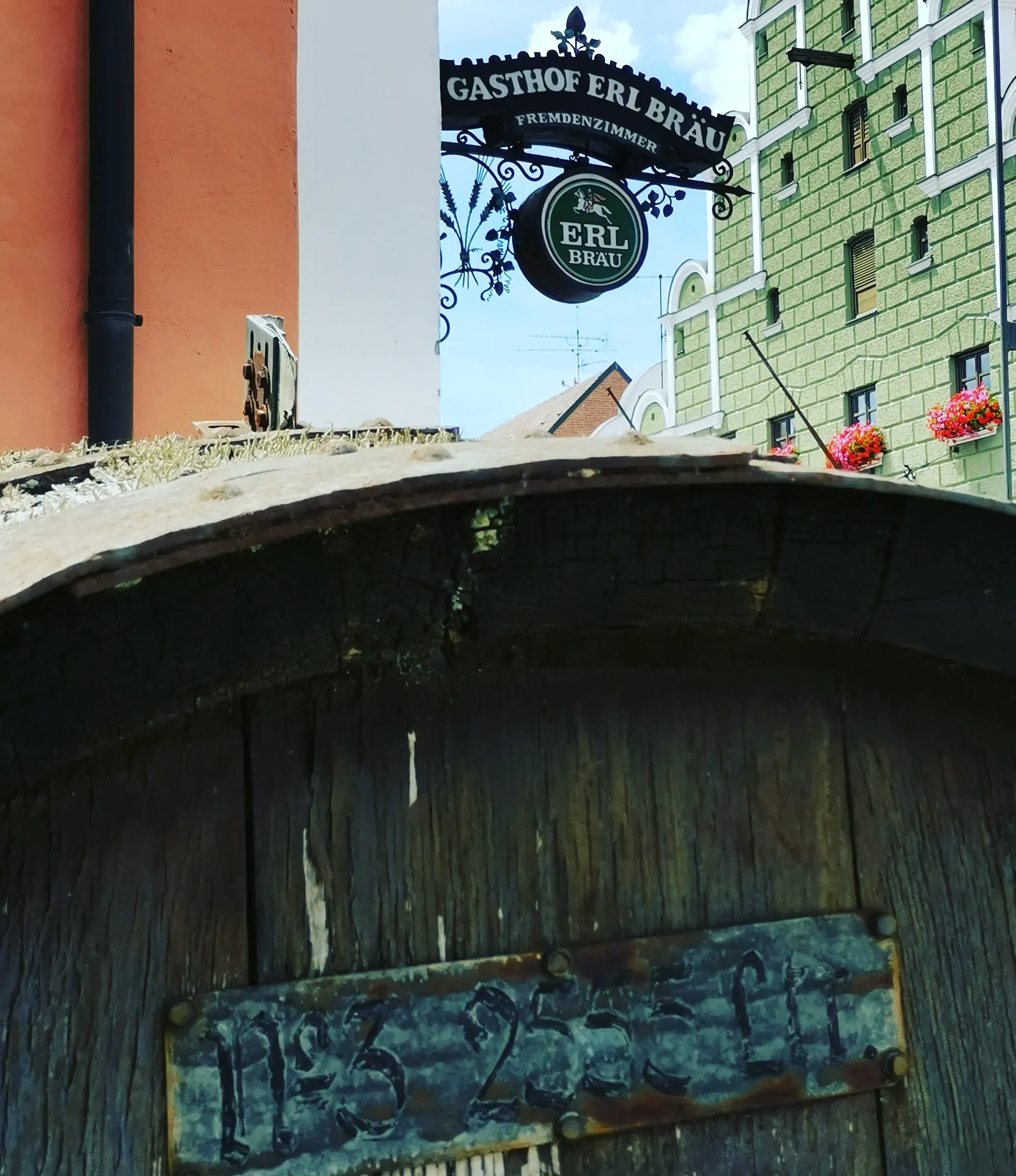 Gebäude Außen — Bierfass Mit Gasthofschild