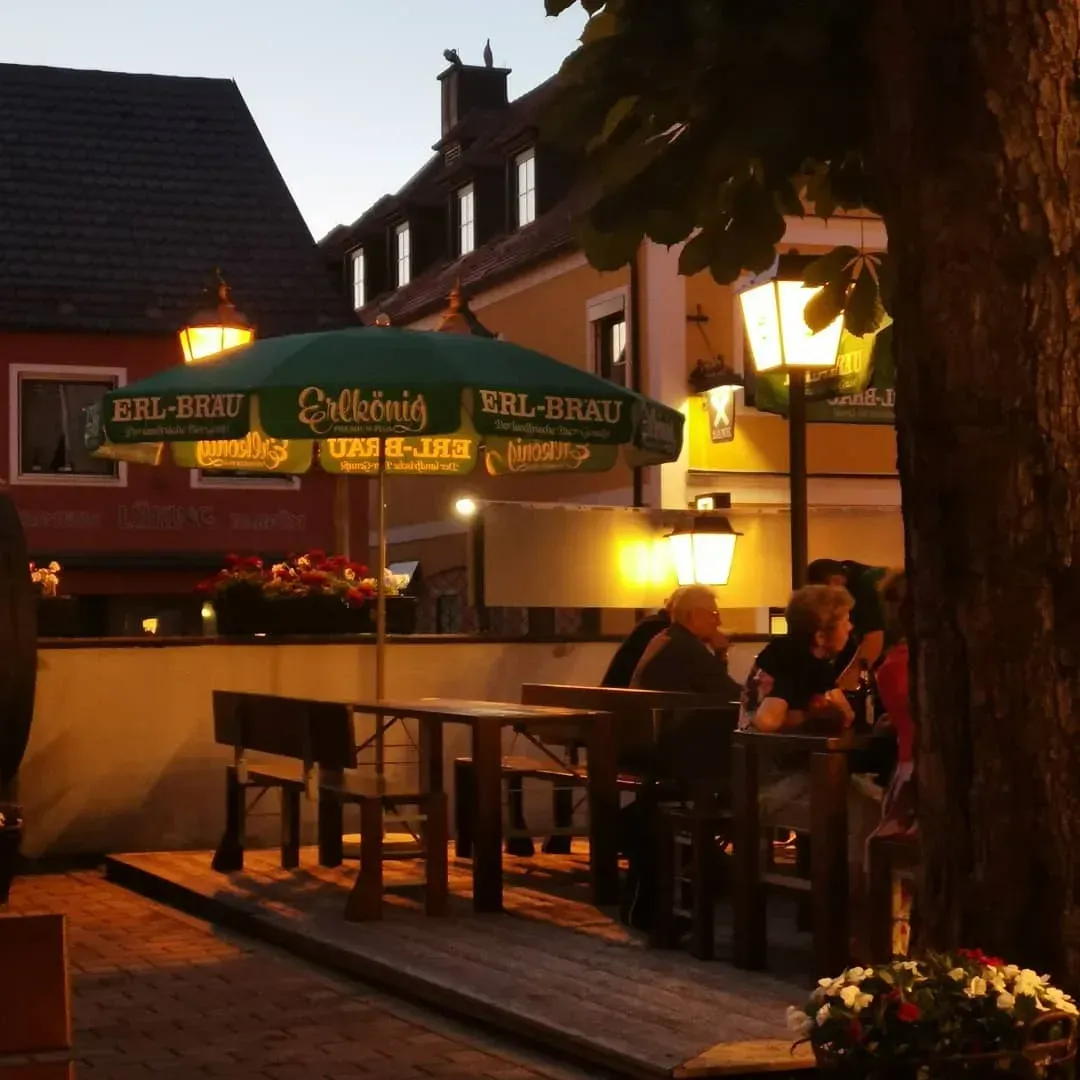 Biergarten — Biergarten Abend Sonnenschirm