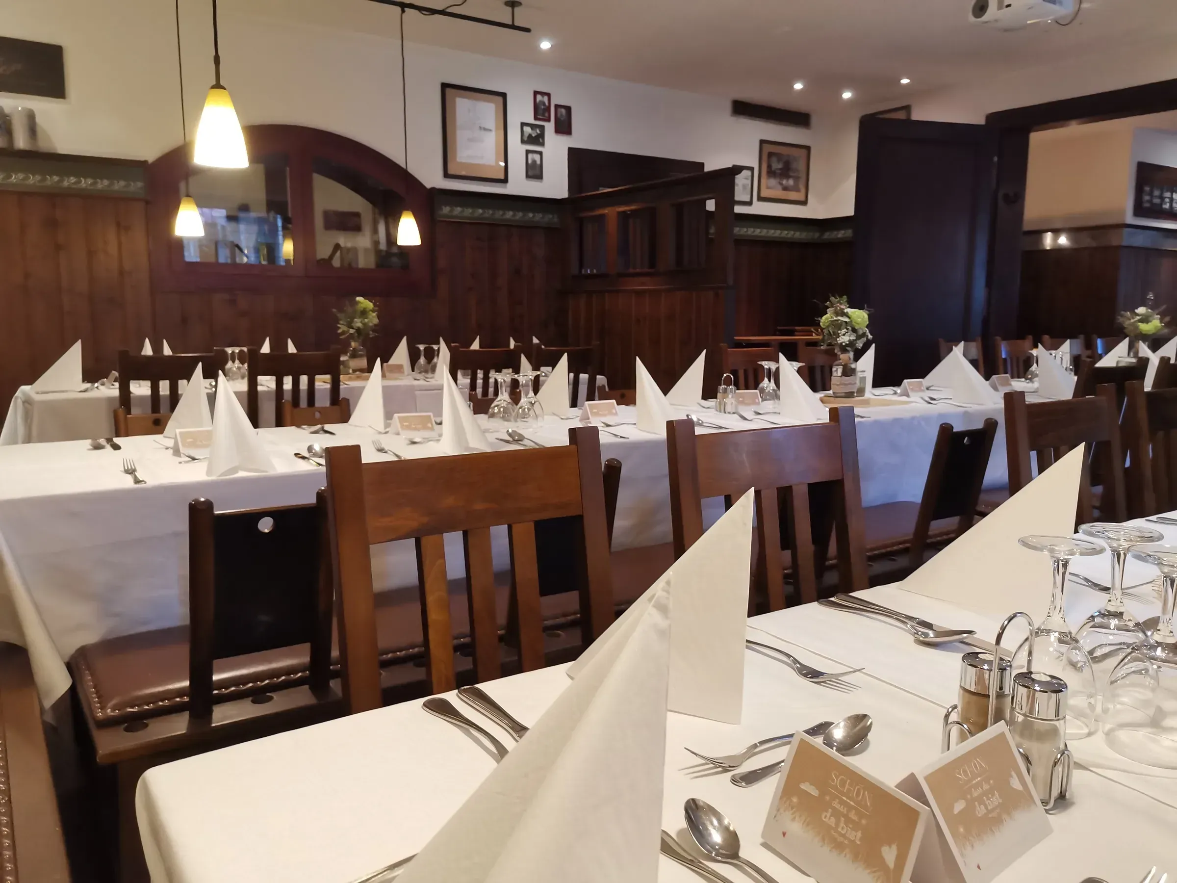 Gastraum & Restaurant — Gastraum Festlich Gedeckt