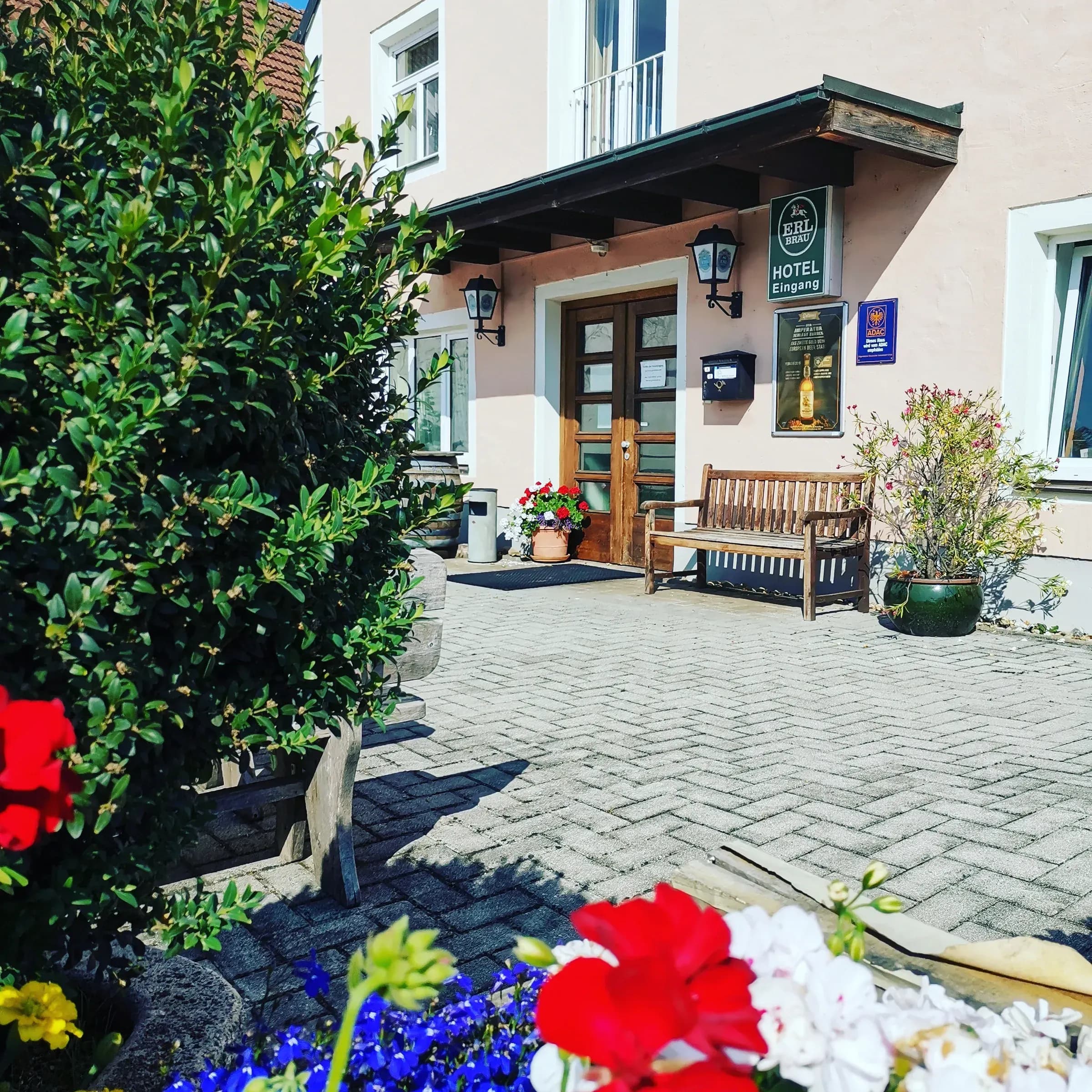 Gebäude Außen — Hotel Eingang Blumen